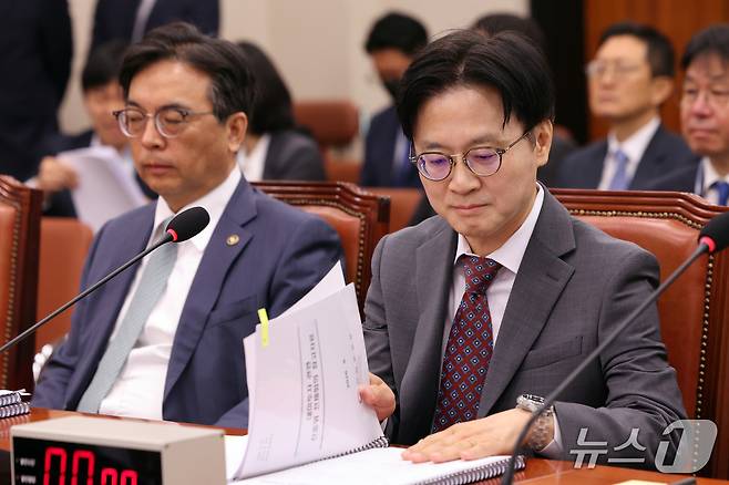 김정관 산업통상부 장관이 22일 오전 서울 여의도 국회에서 열린 산업원통상자원중소벤처기업위원회 전체회의에서 '대한민국과 미합중국 간 전략적투자의 운영 및 관리를 위한 특별법'에 따른 대미투자 사전보고를 하기 전 자료를 살펴보고 있다. 사진 왼쪽은 박정성 통상교섭본부장. 2026.9.22 ⓒ 뉴스1 황기선 기자