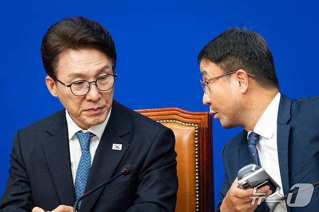 김민석 더불어민주당 대표(왼쪽)와 한병도 원내대표가 30일 서울 여의도 국회에서 열린 최고위원회의에서 대화하고 있다. 2026.9.30 ⓒ 뉴스1 유승관 기자