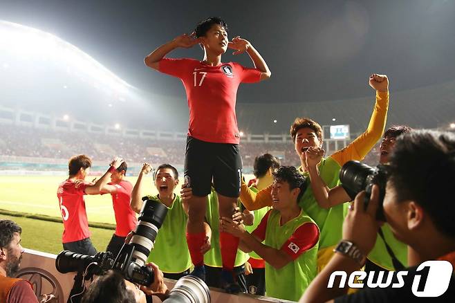 2018년 9월 1일 오후 인도네시아 보고르 파칸사리 스타디움에서 열린 2018 자카르타·팔렘방 아시안게임 U-23 남자축구 결승전 대한민국과 일본의 경기에서 이승우가 연장 전반 선제골을 넣고 환호하고 있다. 2018.9.1 ⓒ 뉴스1 임세영 기자
