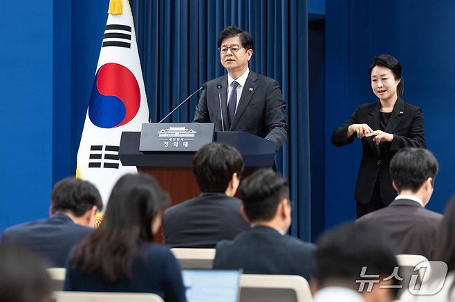 성기홍 홍보소통수석이 1일 청와대 춘추관에서 인사 관련 브리핑을 하고 있다. 2026.10.1 ⓒ 뉴스1 이재명 기자