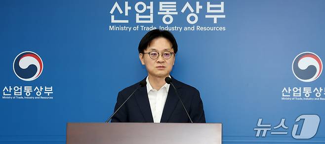 김정관 산업통상부 장관이 1일 오후 세종시 정부세종청사에서 브리핑실에서 트럼프 대통령의 대미투자 일방 발표와 관련하여 취재진에게 정부의 입장을 밝히고 있다. 2026.10.1 ⓒ 뉴스1 김기남 기자