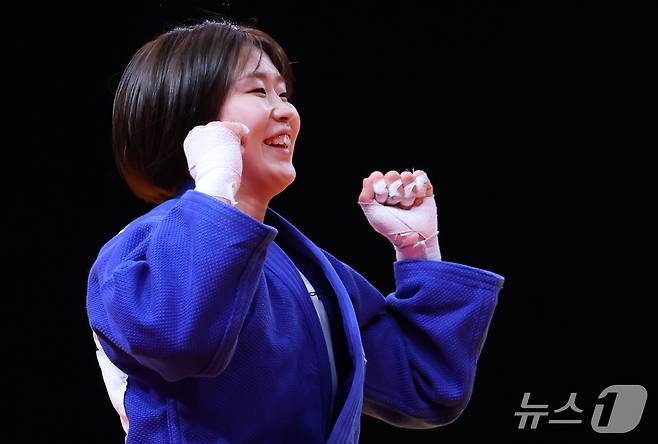 대한민국 허미미가 1일 일본 아이치 인터내셔널 아레나에서 열린 2026 아이치·나고야 아시안게임 유도 여자 57kg급 준결승에서 우즈베키스탄 슈쿠르존 아미노바에게 승리한 뒤 미소를 보이고 있다. 2026.10.1 ⓒ 뉴스1 김민지 기자