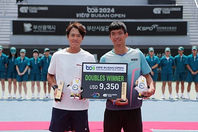 2024년 ATP CH125 부산오픈에서 남자복식 우승을 합작했었던 남지성(왼쪽)과 레이 호(오른쪽). 오늘 나고야에서는 적으로 만난다.