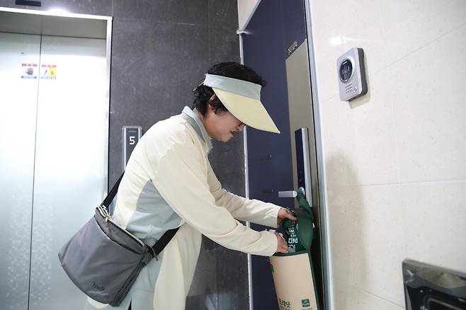 hy 프레시 매니저 탁정숙 씨가 서울 광진구 중곡동에 거주하는 한 어르신의 자택에 제품을 넣는 모습. hy 제공