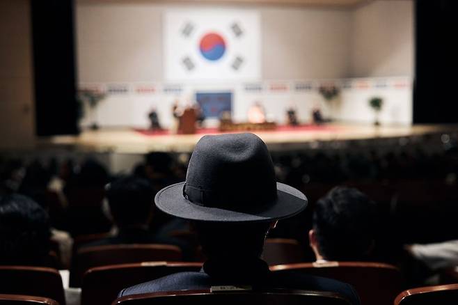 영화 '암살자(들)'은 육영수 여사 피격 사건을 가상의 기자와 형사가 추적하는 미스터리물이다. 하이브미디어코프 제공
