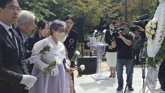 채영희(82) 전 10월항쟁유족회장과 일본군 위안부 생존 피해자인 이용수(98) 할머니가 1일 대구시 달성군 10월항쟁 위령탑 앞에서 열린 ‘10월항쟁 80주년·한국전쟁 전후 민간인 희생자 76주기 추념식’에서 헌화하며 울고 있다. 김규현 기자
