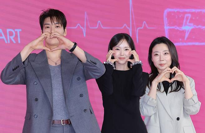 배우 김영광(왼쪽부터)과 채수빈, 박수원 감독이 1일 서울 마포구 호텔 나루 서울 엠갤러리에서 열린 넷플릭스 시리즈 나를 충전해줘 제작발표회에서 포즈를 취하고 있다. 뉴스1