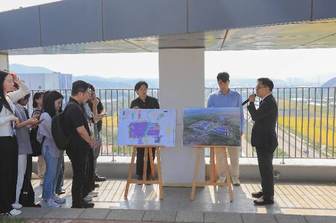 LH가 용인 반도체 국가산단을 배경으로 산단 조성 추진 현황과 공정 가속화 방안을 설명하고 있다. LH 제공