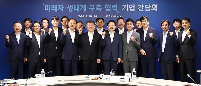 김정관 산업통상부 장관(앞줄 오른쪽 다섯 번째)과 이규석 현대모비스 대표이사(〃 여섯 번째)가 30일 서울 강남구 현대모비스 본사에서 열린 ‘미래차 생태계 구축 협력’ 업무협약 체결식을 마친 후 참석자들과 기념사진을 찍고 있다. 뉴시스