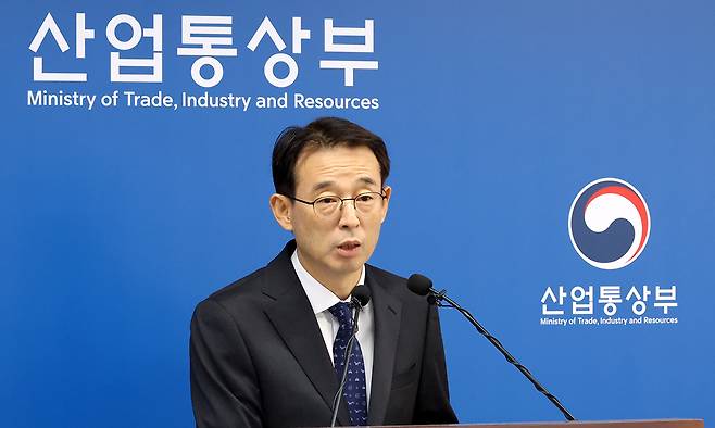 강감찬 산업통상부 무역투자실장이 1일 세종시 정부세종청사에서 9월 수출입 동향 브리핑을 하고 있다. 뉴시스