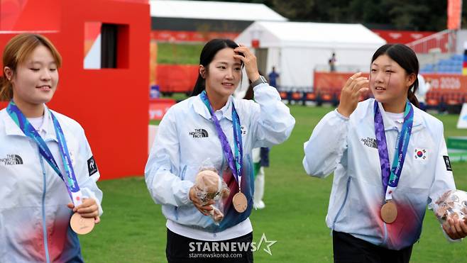 강연서(성사중), 박정윤(창원시청), 박예린(한국체대)이 30일 일본 오카자키 주오 소고 공원에서 열린 2026 아이치·나고야 아시안게임 양궁 컴파운드 여자단체전 동메달 결정전에서 대만을 1점차로 따돌리며 동메달을 획득했다. 시상식을 떠나며 응원단에 미소를 보내며 답례하는 세 선수.2026.09.29. 강연서(성사중), 박정윤(창원시청), 박예린(한국체대)이 30일 일본 오카자키 주오 소고 공원에서 열린 2026 아이치·나고야 아시안게임 양궁 컴파운드 여자단체전 동메달 결정전에서 대만을 1점차로 따돌리며 동메달을 획득했다. 대만의 마지막 화살이 과녁을 향하고 있다. 두선수가 두손을 모아 동메달을 기원하고 있다.2026.09.29. '1점차로 우리가 이겼구나!' /사진=강영조 cameratalks@