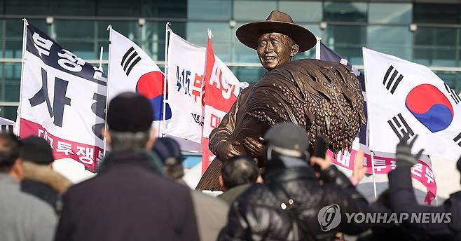 박정희 동상 반기는 보수단체 (대구=연합뉴스) 윤관식 기자 = 23일 오후 동대구역 광장에 설치된 박정희 동상 주변으로 모인 보수단체 회원들이 환호하고 있다. 2024.12.23 psik@yna.co.kr