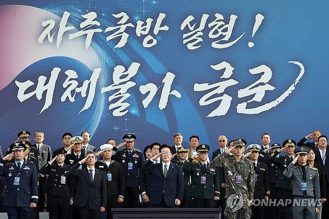 국민께 대한 경례 (계룡=연합뉴스) 신준희 기자 = 이재명 대통령이 1일 충남 계룡대에서 열린 제78주년 국군의 날 기념행사에서 참석자들과 국민께 대한 경례를 하고 있다. 2026.10.1 hama@yna.co.kr