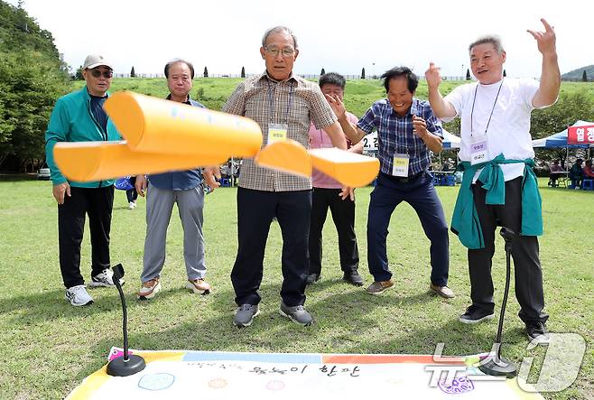 대구 달성군 옥포읍 송해공원 기세축구장에서 열린 '옥포읍 체육회·노인회 화합 한마당'을 찾은 어르신들이 윷놀이 대항전을 벌이고 있다. ⓒ 뉴스1 공정식 기자