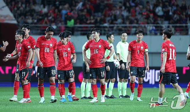 28일 서울 마포구 서울월드컵경기장에서 열린 축구 국가대표팀 평가전 대한민국과 우루과이의 경기에서 1-4로 패배한 대한민국 손흥민이 아쉬워하고 있다. 2026.9.28 ⓒ 뉴스1 김성진 기자