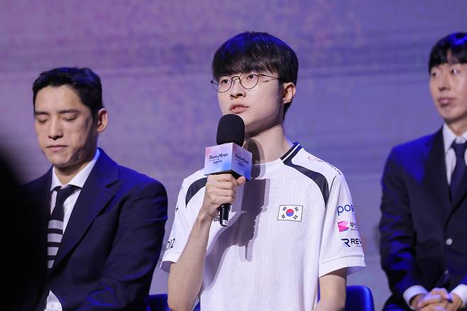 ‘페이커’ 이상혁이 25일 서울 마포구 상암 큐브컨벤션센터에서 2026 아이치·나고야 아시안게임 대한민국 e스포츠 국가대표 출정식에서 질의응답하고 있다. 사진 | 한국e스포츠협회