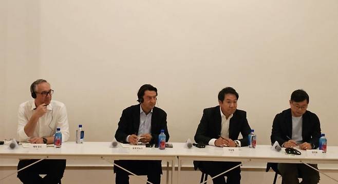(왼쪽부터)에릭 우드 포티투닷 전무, 호세 무뇨스 현대자동차 사장, 이상엽 현대제네시스글로벌디자인담당 부사장, 정진환 R&D본부차량개발2담당 전무가 미국 뉴욕에서 열린 '디 올 뉴 투싼' 월드 프리미어 미디어 간담회에서 취재진 질문에 답하고 있다. 뉴욕(미국)=이승진 기자