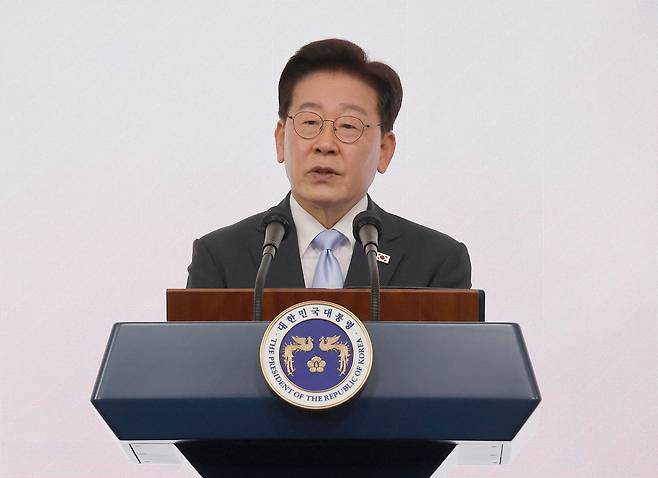 이재명 대통령이 2일 서울의 한 호텔에서 열린 제30회 노인의 날 기념식에서 축사를 하고 있다. 청와대사진기자단