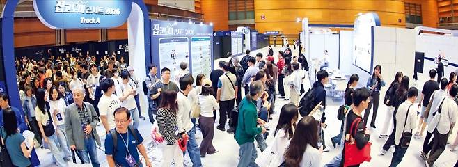 < 집코노미 콘서트 북새통 > 서울 삼성동 코엑스에서 열린 종합 부동산 전시회 ‘집코노미 박람회 2026’을 찾은 관람객들이 강연을 들은 뒤 전시장을 둘러보고 있다. 1일 부대행사인 ‘집코노미 콘서트’에 나선 부동산 전문가들은 대출 규제와 세제 개편에 대응해 내 집 마련 전략을 재점검할 필요가 있다고 조언했다. /최혁 기자