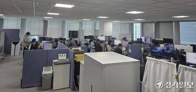 2일 오전 수원 광교 신용보증재단 청사 8층에서 기존 입주 기관인 신용보증재단 개발TF 직원들이 업무를 이어가고 있다. 중수청이 공식 출범했지만 개발TF의 이전이 마무리되지 않아 이달 말까지 두 기관이 같은 공간을 사용하게 됐다. 오종민기자