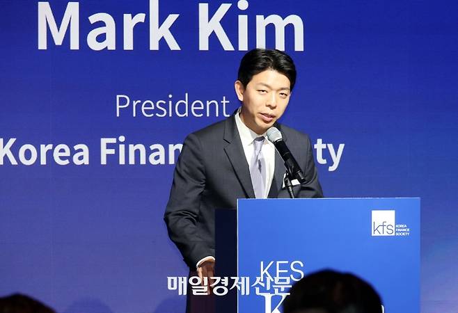 한인금융인협회(KFS)가 1일 서울 신라호텔에서 ‘2026 KFS 코리아포럼’을 개최했다. 마크 김 KFS 회장이 개회사를 하고 있다. 김재훈 기자