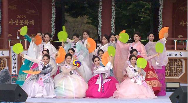 지난해 9월 사선녀 후보들이 춤사위를 함께 선보이고 있다. 사선문화제전위원회 제공