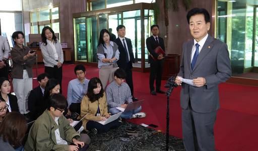 정동영 통일부 장관이 2일 오전 서울 종로구 정부서울청사 출근길에서 비무장지대(DMZ) 북한 지뢰 폭발 사건 관련 기자들의 질의를 받고 있다. 뉴시스