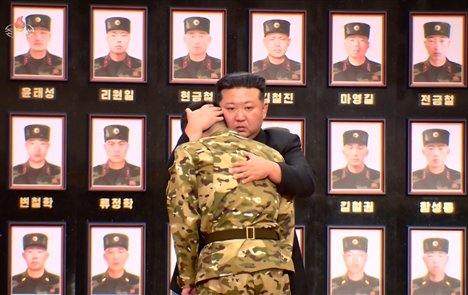 러 파병 군인 포옹하는 김정은 - 김정은 북한 국무위원장이 당 중앙위원회 본부청사에서 열린 해외작전부대 국가표창수여식에서 해외작전 참전자에게 직접 국가표창을 수여했다고 조선중앙TV가 22일 보도 했다. 2025.8.22 연합뉴스(조선중앙TV 화면)