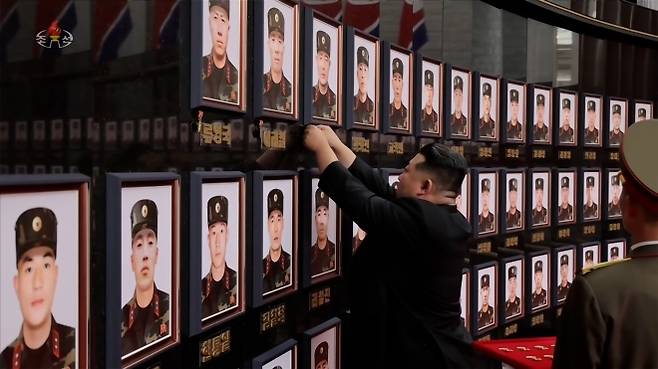 김정은, 러 파병 희생자들에 영웅메달 수여 - 김정은 북한 국무위원장이 당 중앙위원회 본부청사에서 열린 해외작전부대 국가표창수여식에서 희생된 ‘열사’들의 초상 옆에 직접 ‘공화국영웅메달’을 달아주었다고 조선중앙TV가 22일 보도했다. 2025.8.22 연합뉴스(조선중앙TV 화면)