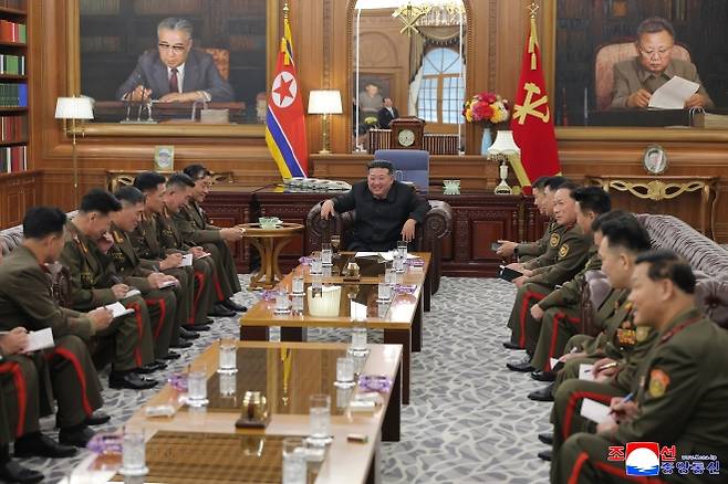 김정은, 러 파병부대 지휘관 격려 - 김정은 북한 국무위원장이 지난 20일 당 중앙위원회 본부청사에서 국가표창수여식 참석차 귀국한 해외작전부대 주요 지휘관들을 만났다고 조선중앙통신이 21일 보도했다. 2025.8.21 조선중앙통신 연합뉴스