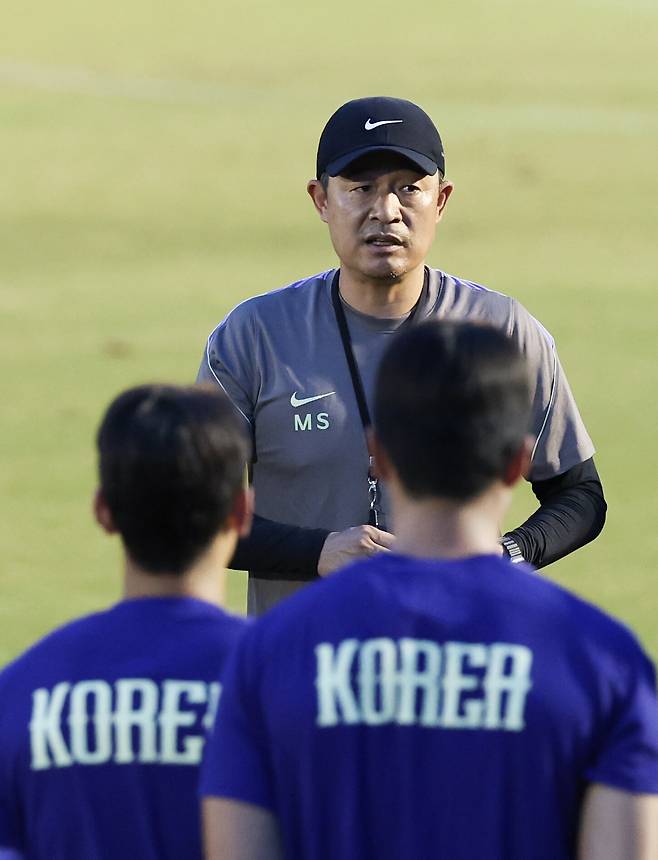 ▲ 2026 아이치·나고야 아시안게임 대한민국 남자 축구 국가대표 이민성 감독이 14일 일본 아이치현 도요타시 스포츠파크에서 선수들에게 훈련을 지시하고 있다. ⓒ연합뉴스