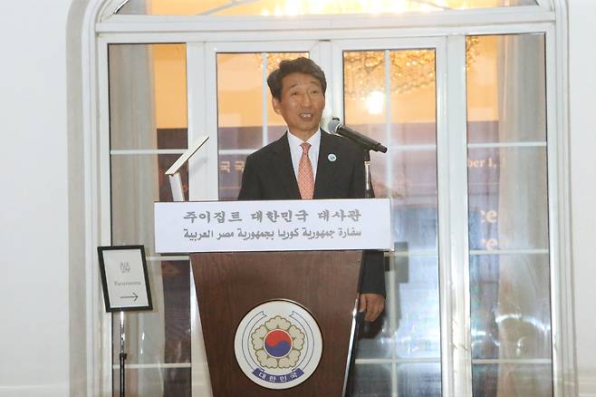 (카이로=연합뉴스) 김상훈 특파원 = 1일(현지시간) 이집트 카이로 시내 한국대사관저에서 열린 주이집트대사관 국경절 행사장에서 김완중 주이집트 대사가 인사말을 하고 있다. 2026.10.1. meolakim@yna.co.kr