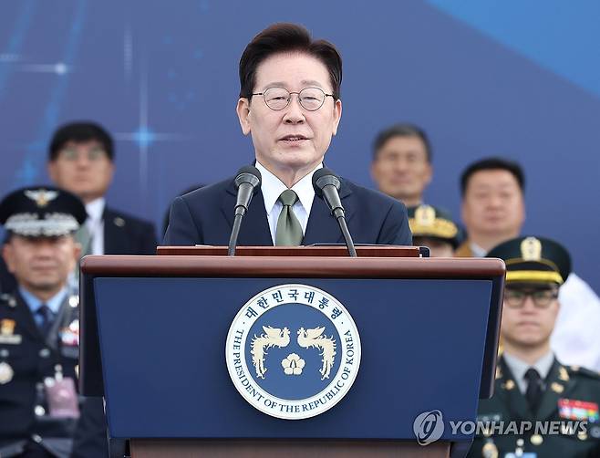 이재명 대통령, 국군의 날 기념사 (계룡=연합뉴스) 신준희 기자 = 이재명 대통령이 1일 충남 계룡대에서 열린 제78주년 국군의 날 기념행사에서 기념사를 하고 있다. 2026.10.1 hama@yna.co.kr