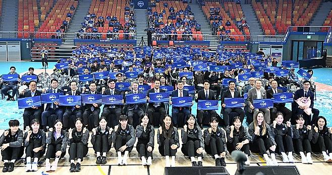전남광주를 연고로 한 여자 프로배구 신생팀 SOOP 수퍼스 선수단과 창단을 축하하기 위한 내빈, 팬들이 3일 오후 전남광주통합특별시 서구 염주체육관 SOOP 스타디움에서 창단식을 진행하고 있다. 뉴시스