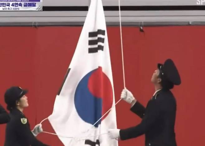 아이치 나고야 아시안게임 남자 축구 시상식에서 애국가가 울리는데 태극기가 늦게 올라가는 웃지 못할 해프닝이 일어났다. 사진=중계화면 캡처