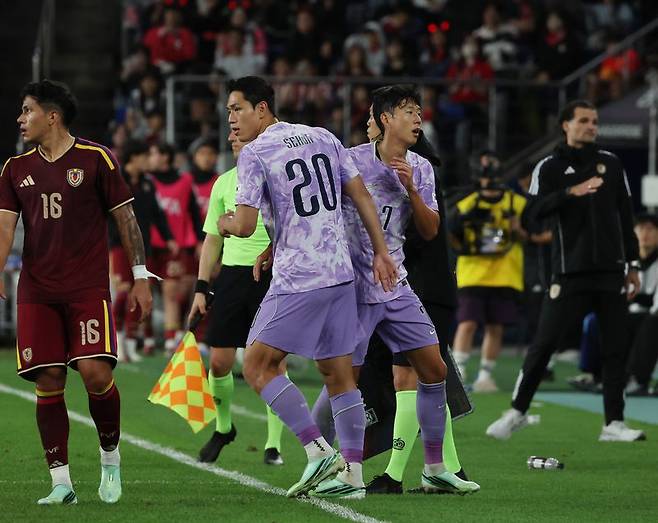 2일 울산 문수축구경기장에서 열린 대한민국과 베네수엘라의 축구 국가대표팀 평가전. 한국 손흥민이 오세훈과 교체되고 있다. 연합뉴스
