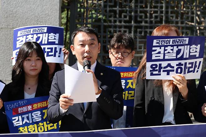 김용민 더불어민주당 의원이 공소청과 중대범죄수사청(중수청)이 출범한 2일 서울 서초구 공소청 본청 앞에서 열린 기자회견에서 발언하고 있다. 연합뉴스