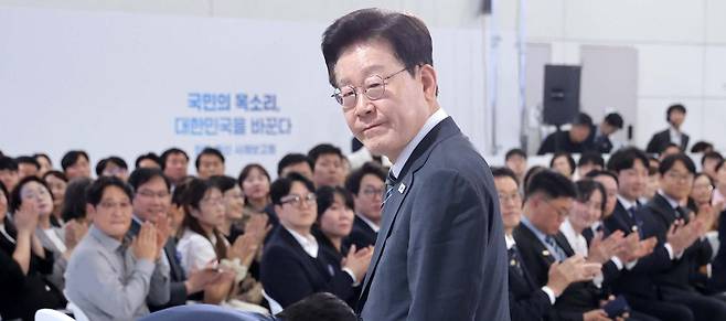 이재명 대통령이 2일 세종시 세종컨벤션센터에서 열린 민원 혁신 사례보고회장으로 입장하고 있다. 세종=왕태석 선임기자