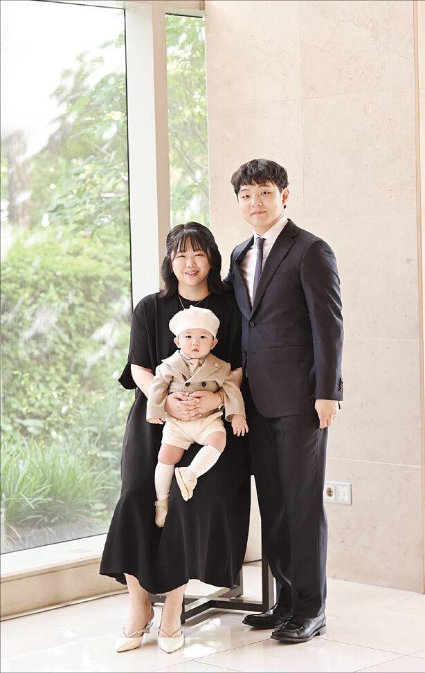 박여경(왼쪽) 전지수 집사 부부가 지난 6월 서울 여의도의 한 카페에서 아이와 함께 기념촬영을 하고 있다. 부부 제공