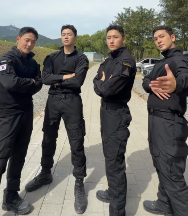 국방의 의무를 다하고 있는 최정상급 아이돌 스타들이 군복 차림으로 완벽한 칼군무를 선보여 온라인을 뜨겁게 달구고 있다.사진=강다니엘 SNS