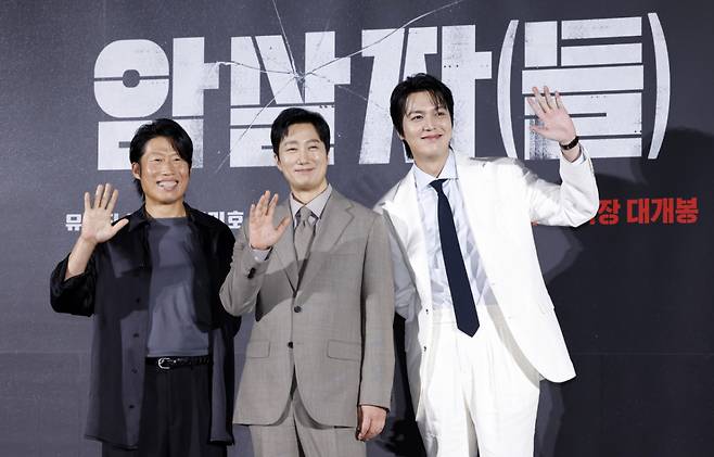 배우 유해진(왼쪽부터), 박해일, 이민호가 지난 8월10일 오전 서울 용산구 CGV용산아이파크몰에서 열린 영화 '암살자(들)' 제작보고회에서 포즈를 취하고 있다. /사진=뉴시스