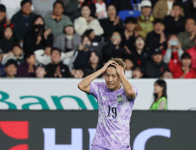 2일 울산 문수축구경기장에서 열린 대한민국과 베네수엘라의 축구 국가대표팀 평가전. 한국 이강인이 골 기회가 무산되자 머리를 감싸고 아쉬워하고 있다. 연합뉴스