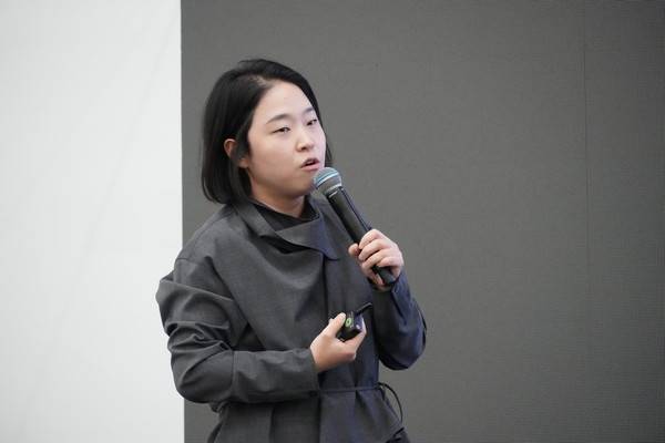 4일 대전컨벤션센터 제2전시장에서 열린 '2026 대전 K아트페어'에서 논스탠다드 스튜디오 이세영 대표가 아티스트 토크를 진행하고 있다. 사진=나예원 기자