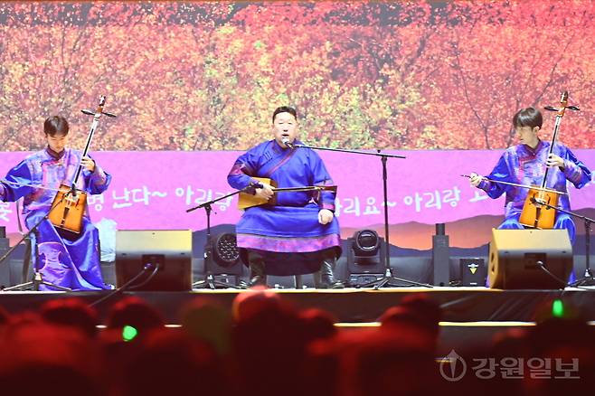 3일 정선아리랑제 특설무대에서 열린 2026 유네스코 인류무형문화유산 대한민국 대축제에서 몽골 어린이궁전이 몽골의 인류무형무산을 선보이고 있다. 신세희기자