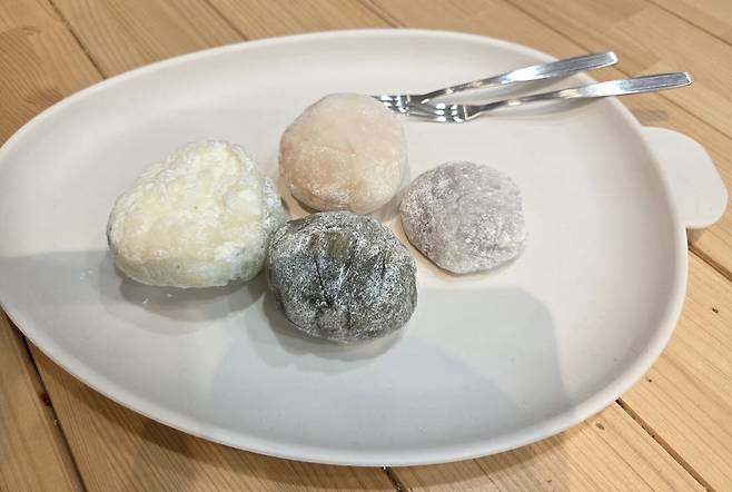 포장을 벗긴 한정선 찹쌀떡 4종. 왼쪽 샤인머스캣 요거트, 위쪽 통귤, 아래쪽 쑥 생딸기, 오른쪽 두바이 찹쌀떡으로, 네 개 가격은 총 2만 1000원이다. (사진=한전진 기자)