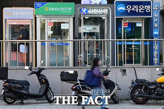 시중은행에서 시작된 개인정보 유출 사고가 제2금융권에서도 잇따라 확인된 가운데 금융위원회는 4일 오후 2시 정부서울청사에서 금융권 긴급 점검회의를 개최한다. /남윤호 기자