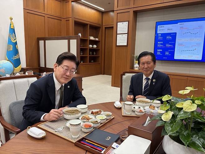 이재명 대통령이 10월1일 청와대에서 정청래 전 더불어민주당 대표와 만찬을 하고 있다. 청와대 제공
