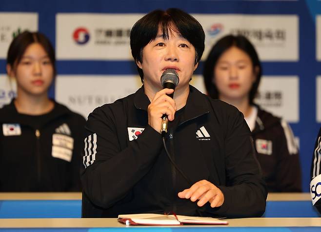 정수진(왼쪽)과 정성숙 여자 대표팀 감독. 연합뉴스