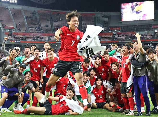 3일 일본 아이치현 도요타 스타디움에서 열린 2026 아이치·나고야 아시안게임 남자 축구 대한민국과 일본의 결승.
승리 후 금메달을 획득한 한국 선수들이 기념촬영을 하던 중 대회 득점왕과 도움왕을 차지한 엄지성이 기뻐하고 있다. 사진=연합뉴스