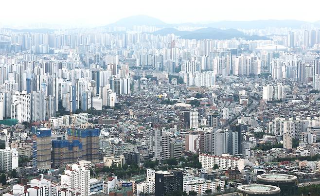 서울 영등포구 여의도 63빌딩 전망대에서 바라본 시내 곳곳에 자리 잡은 아파트 전경. 연합뉴스